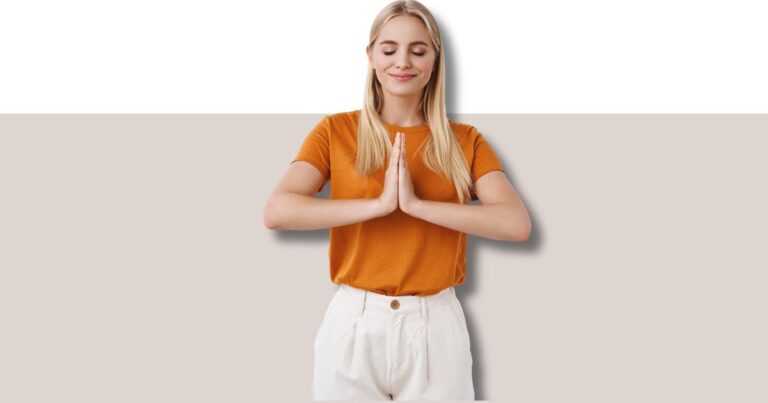 mulher loira com uma camiseta laranja com os olhos fechados e as palmas das mãos juntas em posição de meditação mindfulness atenção plena para reduzir estresse e ansiedade